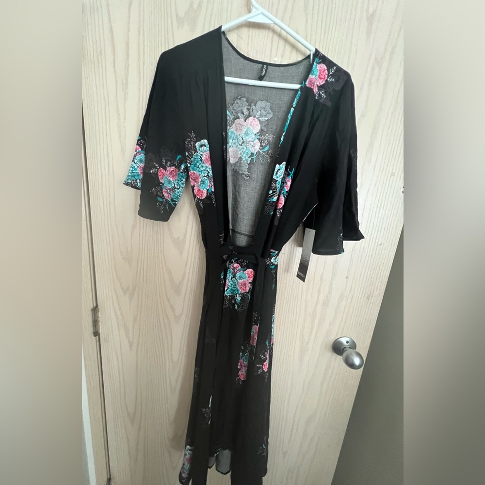 Kensie floral wrap dress with flutter sleeve perfect for summer size M NWT